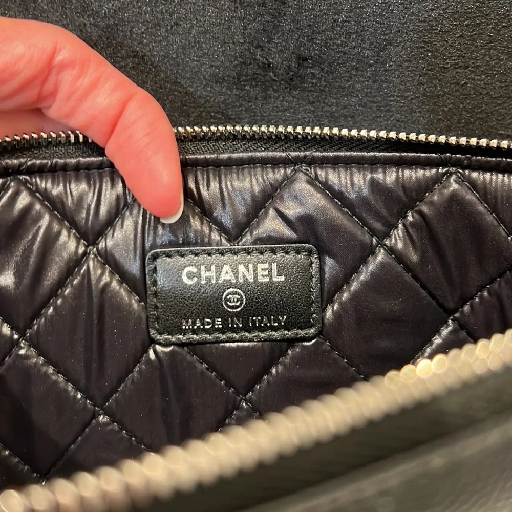 Rare Chanel stuffed pouch. - Picture 3 of 5